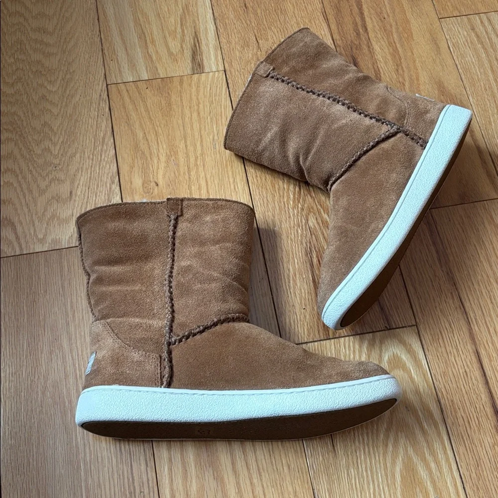 UGG Classic woman’s Mika Sneaker Boots Sz 7